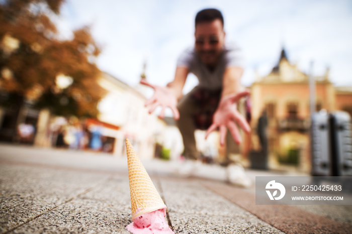 一名哀悼者在街上扔下冰淇淋的特写照片。