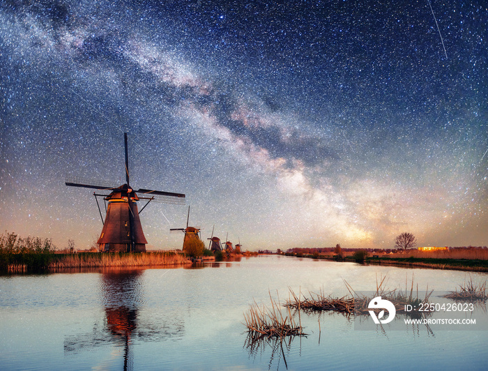 荷兰夜晚的工厂。星空。荷兰。荷兰