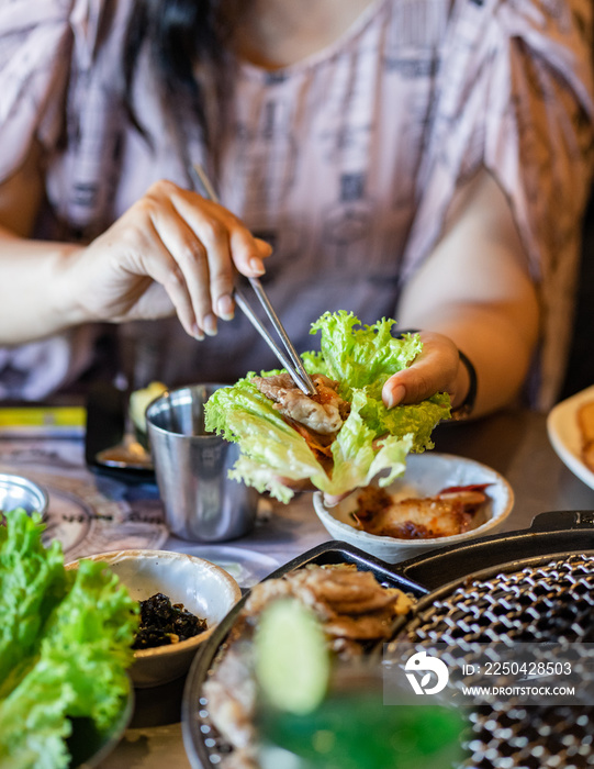 用韩国菜和其他配菜吃午饭