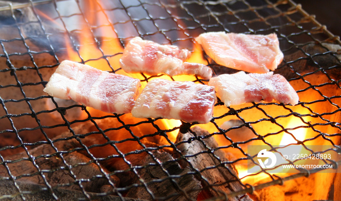 七輪　やきにく　炭火　焼き肉　豚バラ