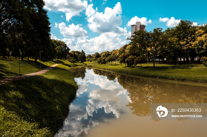 巴西Indaiatuba生态公园（Parque Ecologico）全景。