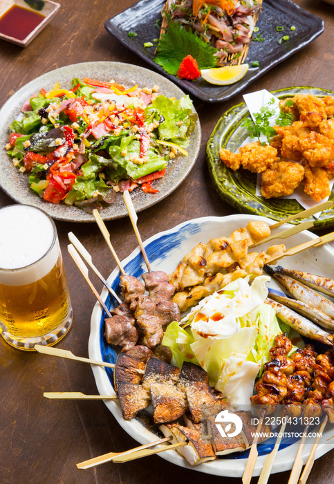 居酒屋の生ビールと料理