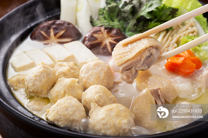 鍋料理　水炊き　鶏鍋　鍋イメージ　鶏団子　肉だんご　肉団子鍋