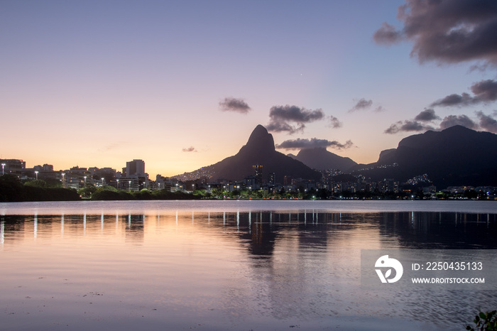 巴西里约热内卢Rodrigo de Freitas泻湖的日落。