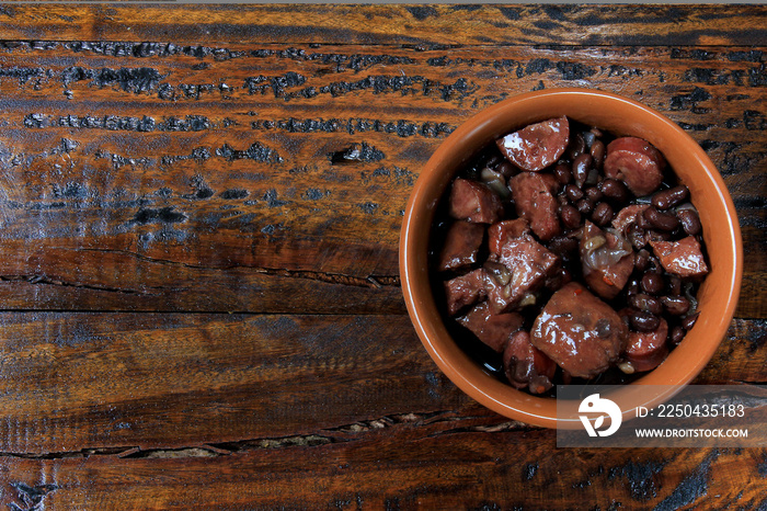 feijoda锅，传统巴西菜，木质背景下隔离，俯视图