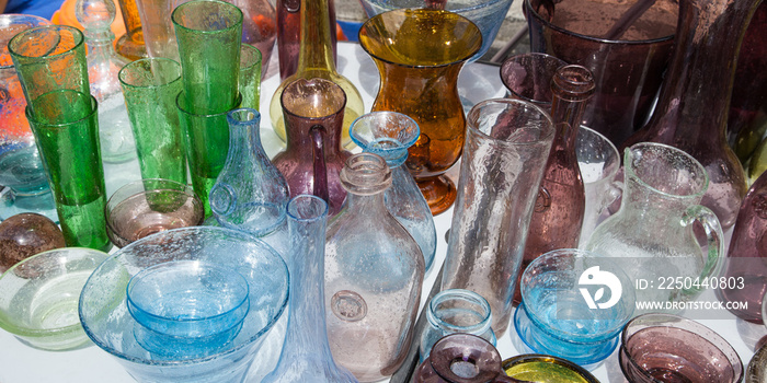 Objets en verre sur le stand dune brocante