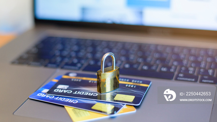 信用卡安全概念，带挂锁的信用卡