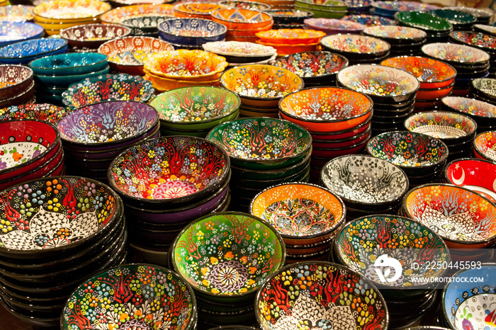 土耳其出售的彩色陶瓷盘子。旅游商店的装饰餐具。纪念品