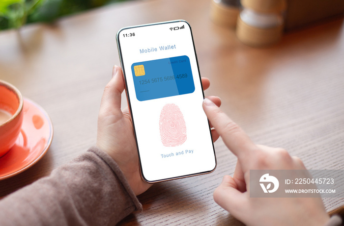 手持手机显示带有指纹图标的手机钱包应用程序