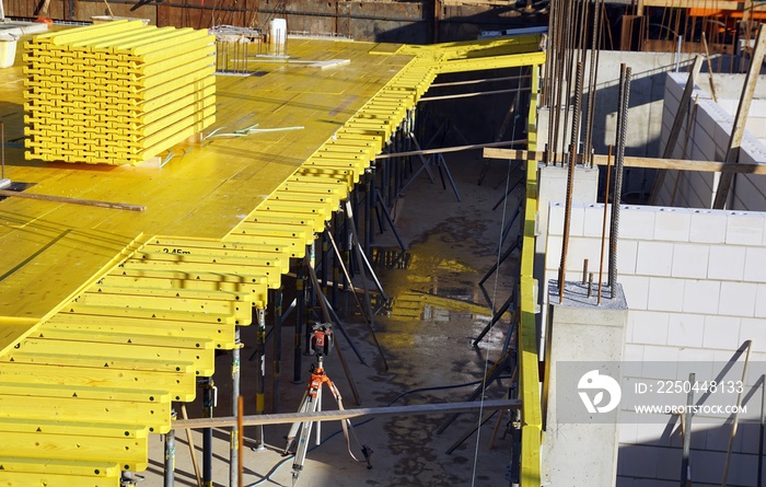 Deckenverschalung auf einer Baustelle