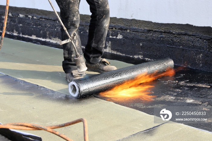 Professionelle Flachdachabdichtung mit Bitumen-Schweißbahnen