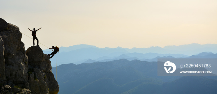 疯狂的登山者在日落中攀岩