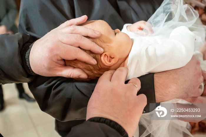 教堂洗礼仪式。在东正教教堂为婴儿洗礼