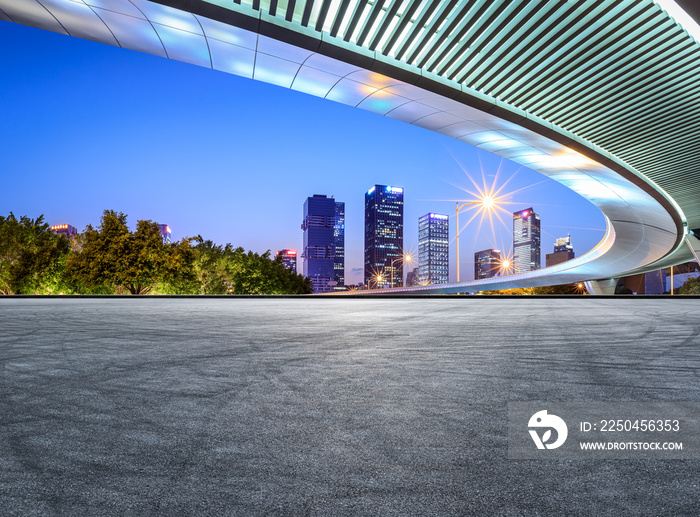 全景天际线和现代商业办公楼，空荡荡的道路。沥青道路和城市景观