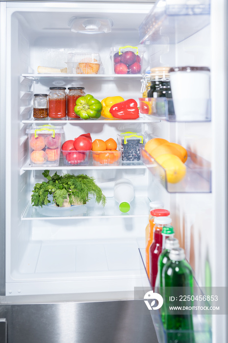 打开冰箱，放新鲜水果和蔬菜