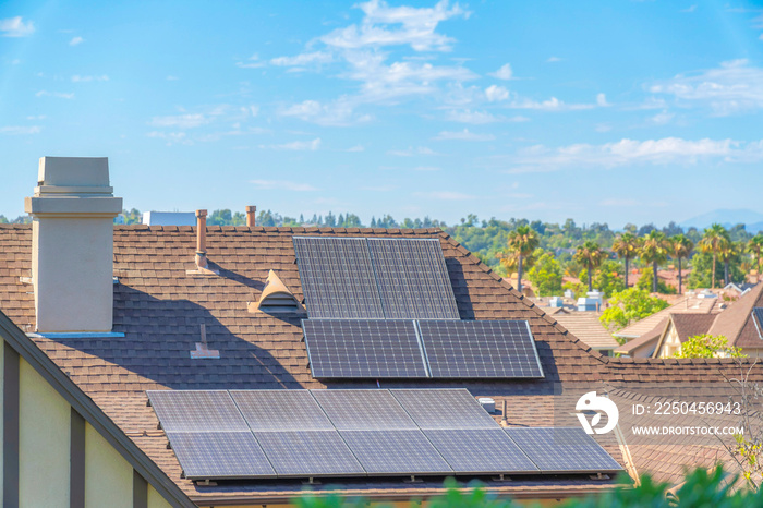 加利福尼亚州拉德拉牧场（Ladera Ranch）一栋房屋的沥青复合瓦屋顶上的太阳能电池板