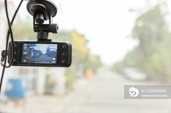 道路事故安全闭路电视车载摄像头。高速公路上驾驶汽车的录像机。汽车碰撞