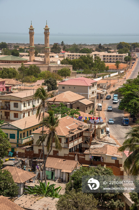 Vista aérea de minaretes y casas en Banjul, Gambia