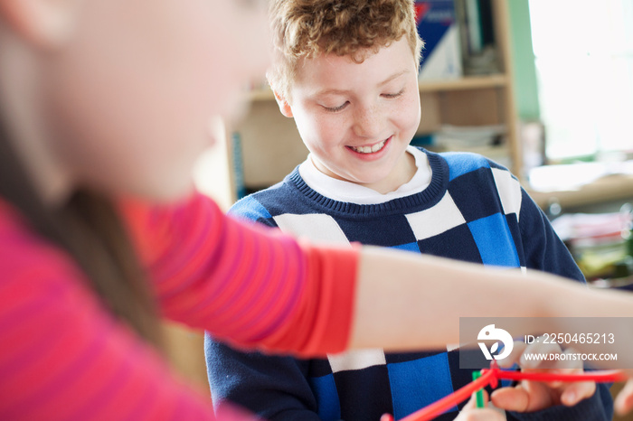 小学生使用塑料建筑套装