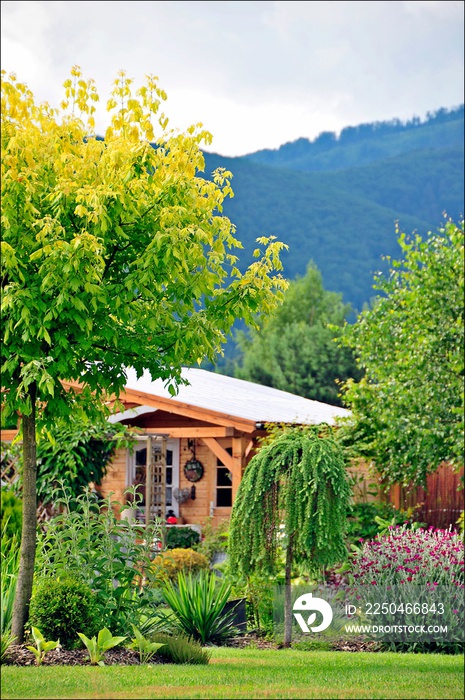 Piękny domek drewniany w ogrodzie