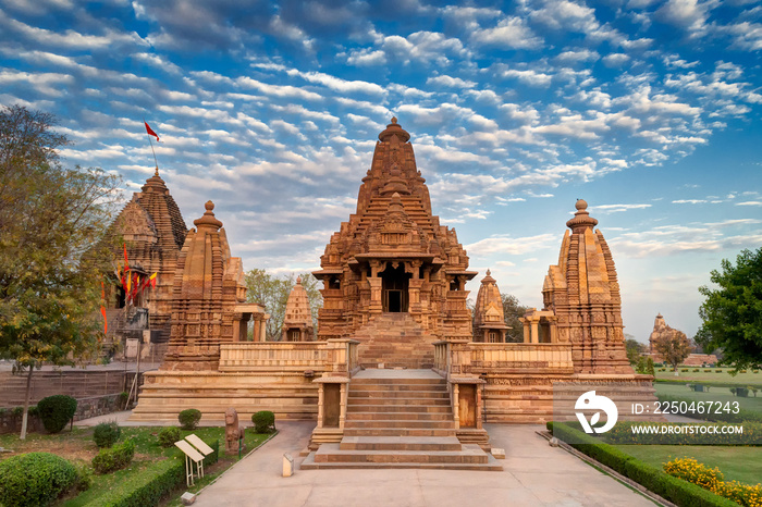 印度中央邦Khajuraho东部寺庙的美丽图像，蓝天白云