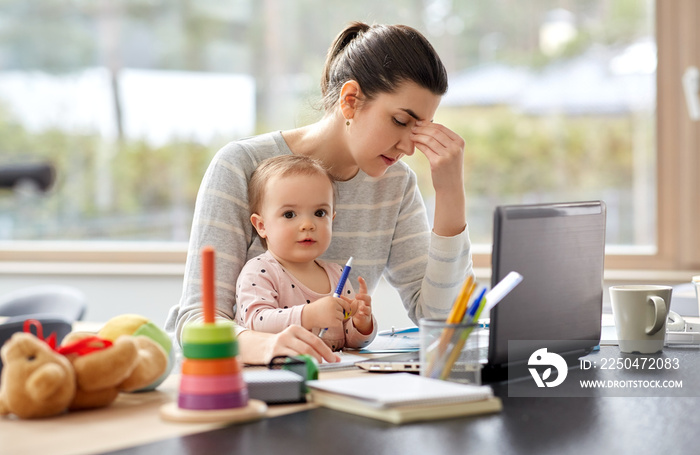 远程工作、多任务和家庭概念——疲惫的母亲带着孩子在家办公