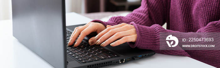 女性在家使用笔记本电脑工作或学习。自由职业者有远程工作、在线教育等。