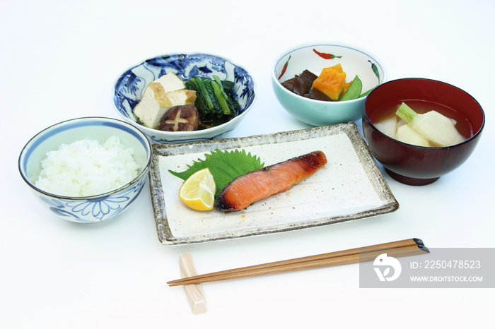 一汁三菜（鮭の粕漬・煮物・味噌汁・ご飯）