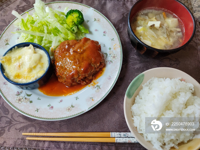 ハンバーグ定食/手料理の写真