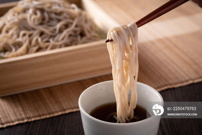 日本のざるそばを食べる