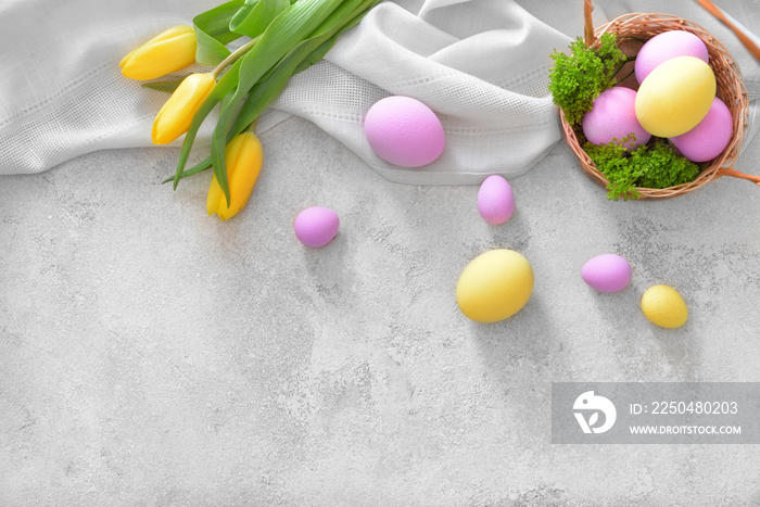 浅色背景上有漂亮复活节彩蛋的篮子