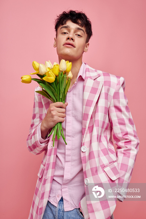 穿着粉色格纹夹克，一束鲜花浪漫