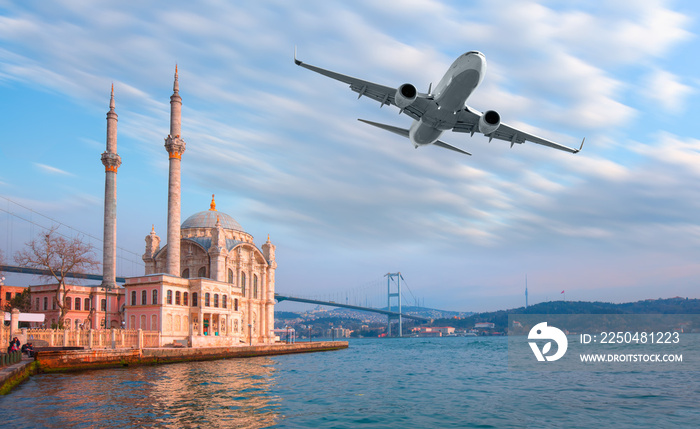 土耳其伊斯坦布尔奥尔塔科伊清真寺上空的飞机