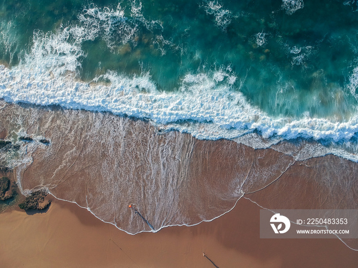 海浪和沙滩鸟瞰图