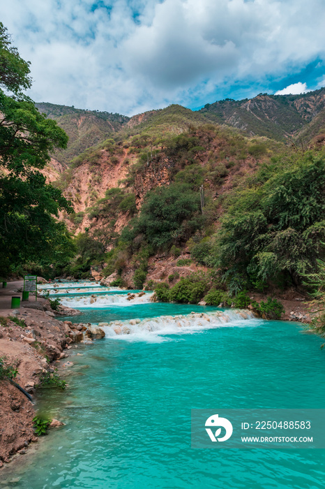 墨西哥Tolantogo的温水河