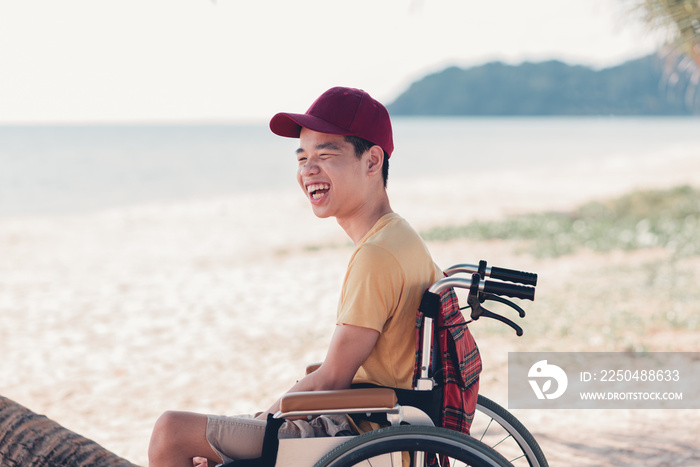 年轻的残疾男子在度假的海滩上快乐地面对，自然疗法的g