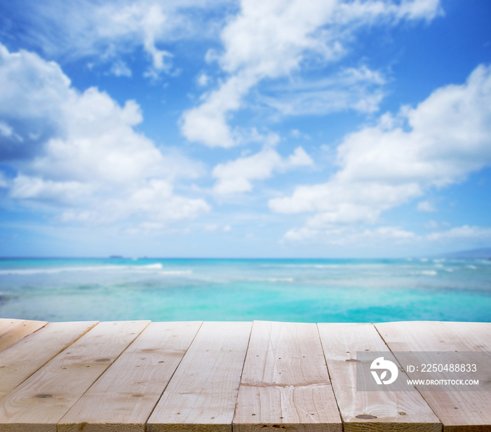 模糊海景和蓝天背景的木桌