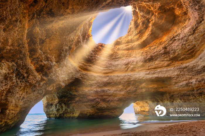 葡萄牙阿尔加维Benagil洞穴，阳光明媚。旅行理念。