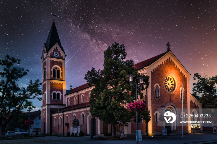 Kirche bei Nacht mit schönem Himmel und Beleuchtung