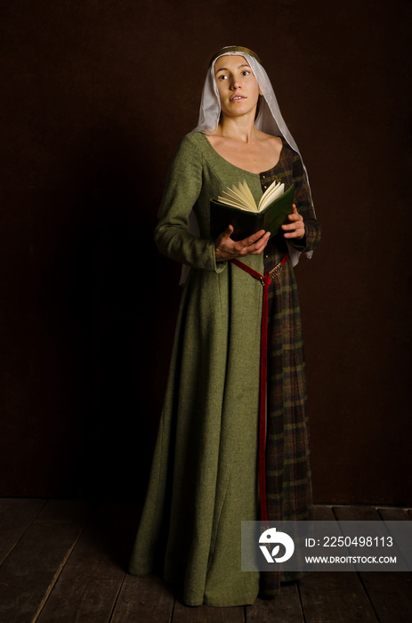 穿着14世纪中欧中世纪服装的美丽精致的女演员。爱好