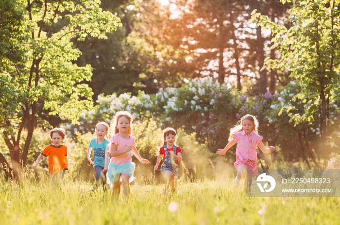 阳光明媚的夏日，一群孩子、朋友、男孩和女孩穿着休闲服在公园里跑步