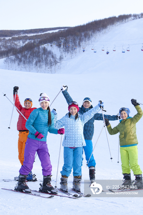 时尚青年男女在滑雪场