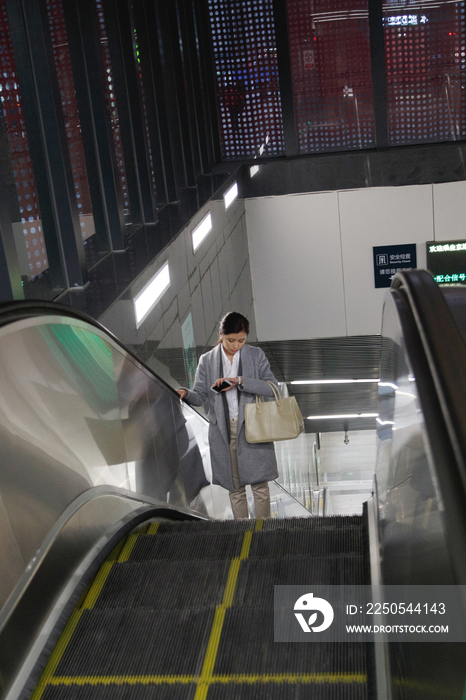 青年女人乘地铁