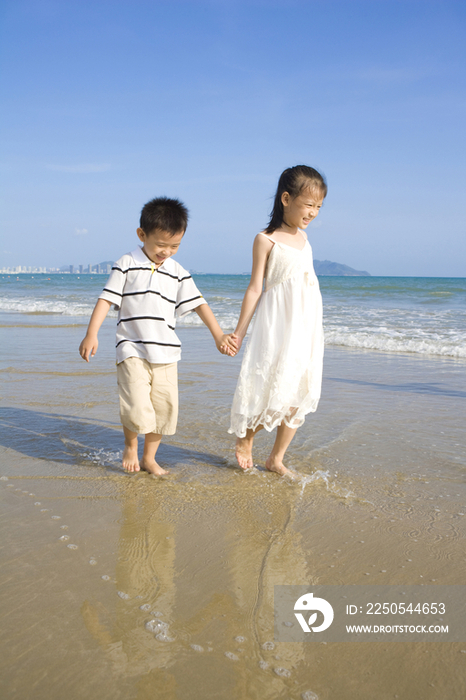 儿童在沙滩上散步