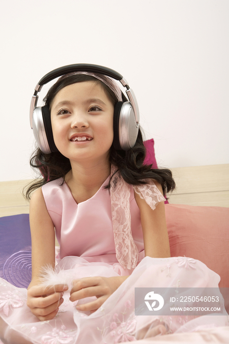 小女孩听音乐