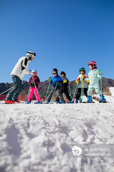 孩子们跟着教练在户外学滑雪