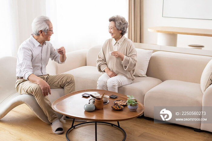 开心的老年夫妇在家喝茶