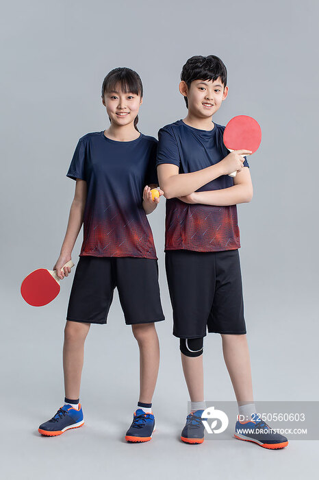 快乐的儿童打乒乓球