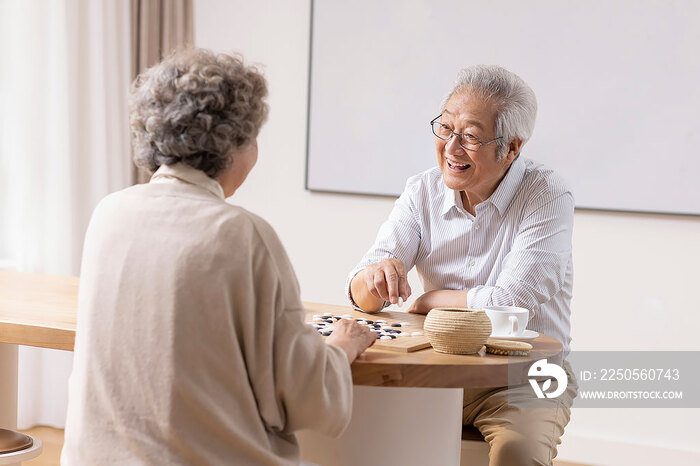 老年夫妇在家下围棋