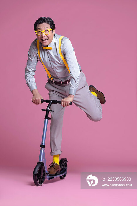 幽默时尚的老年男子骑滑板车
